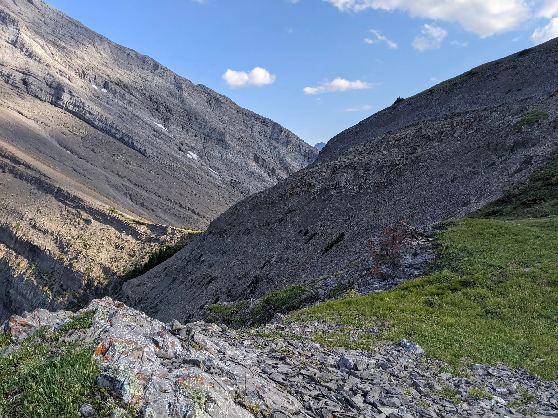 From this point, I had to gain elevation above the rocky band to the right before dropping down into the pass.